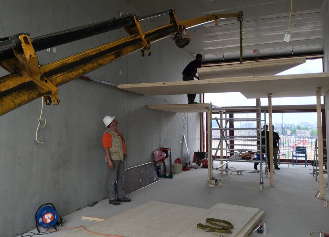 CLT platen worden toegepast voor snelle, lichte en ruimtebesparende bouw door binnenhuisarchitect Bergblick in samenwerking met MKA.